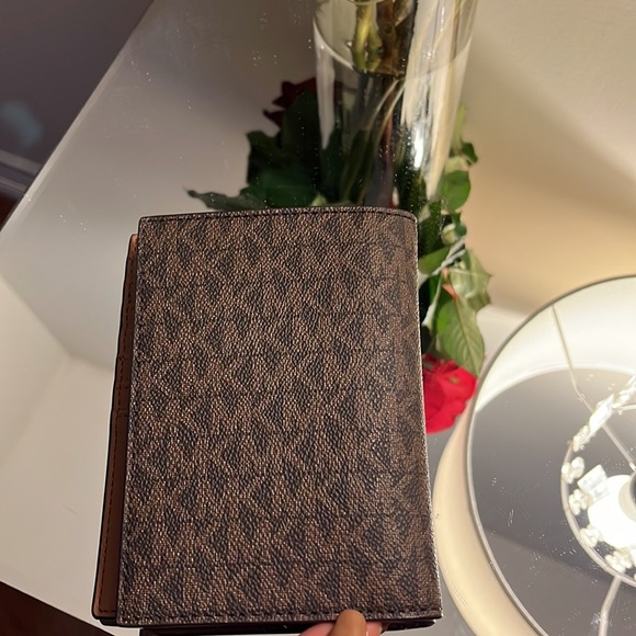 Authentic Michael Kors passport holder - Picture 3 of 4